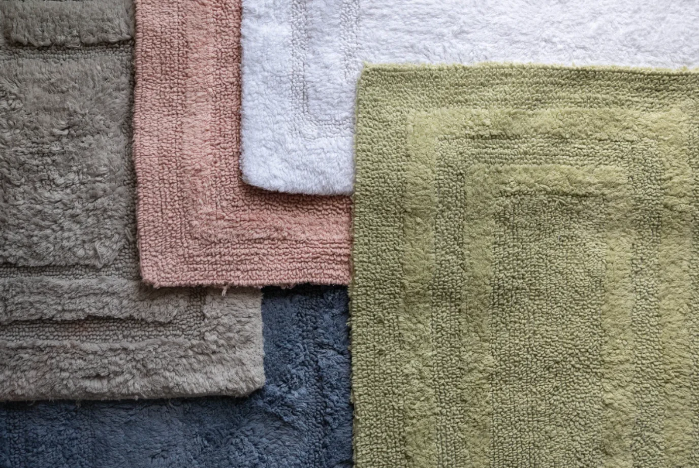 How to Choose a Natural vs Synthetic Bath Mat?